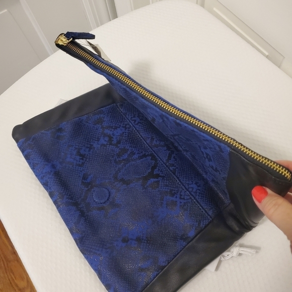 NWT BE&D Blue & Black Python Print Fold-over Zip Close Large Clutch - Picture 4 of 12